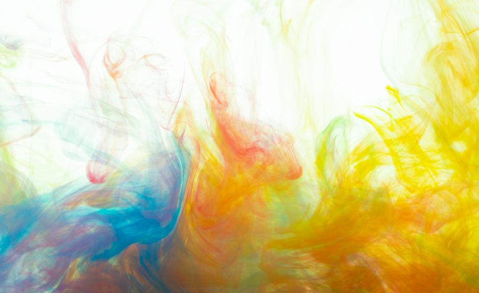 Fotomural Imagen abstracta dinámica que presenta remolinos de tinta vibrantes bajo el agua, creando patrones coloridos.