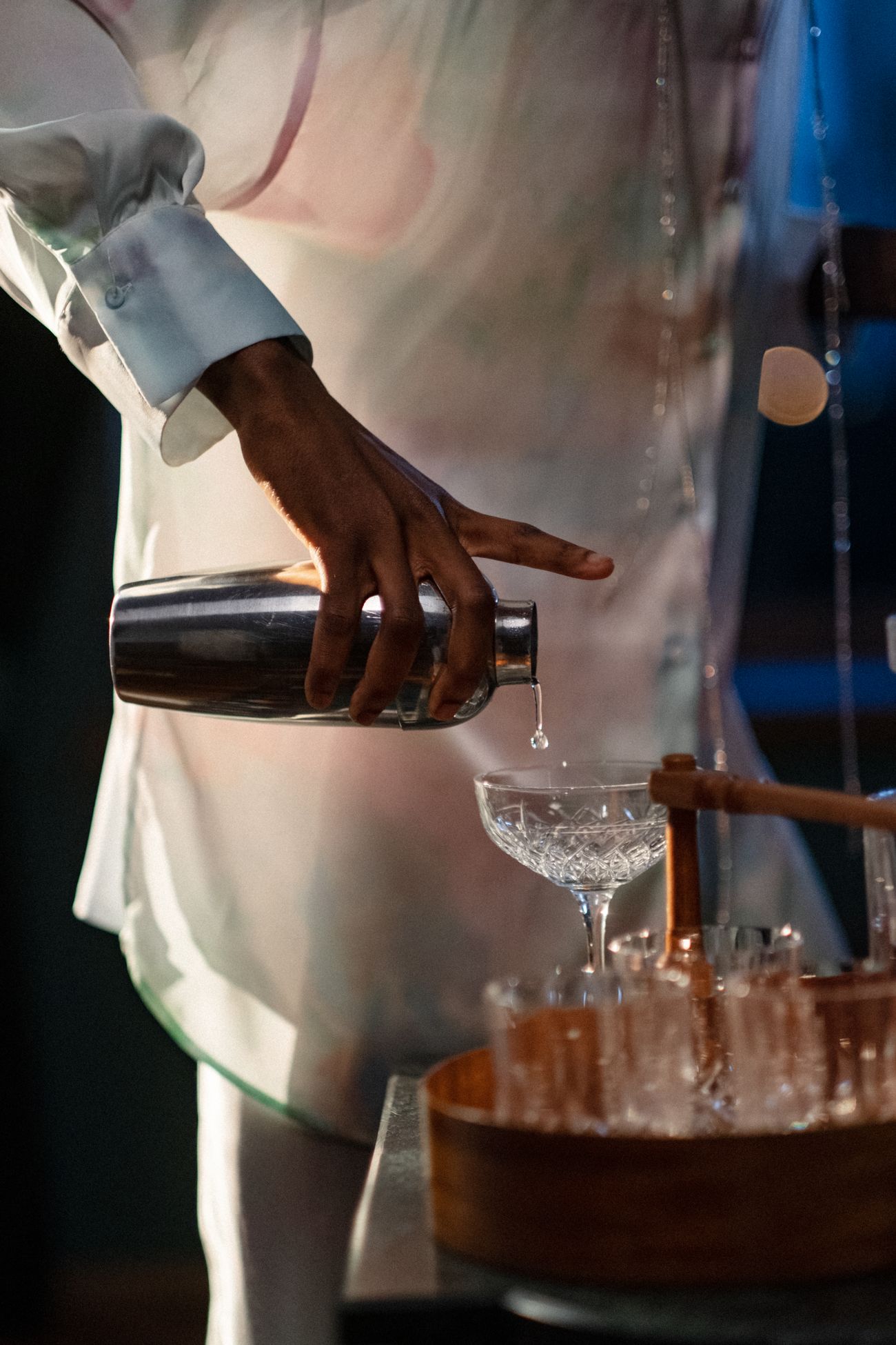 Bartender preparando coctelería representativa para un evento