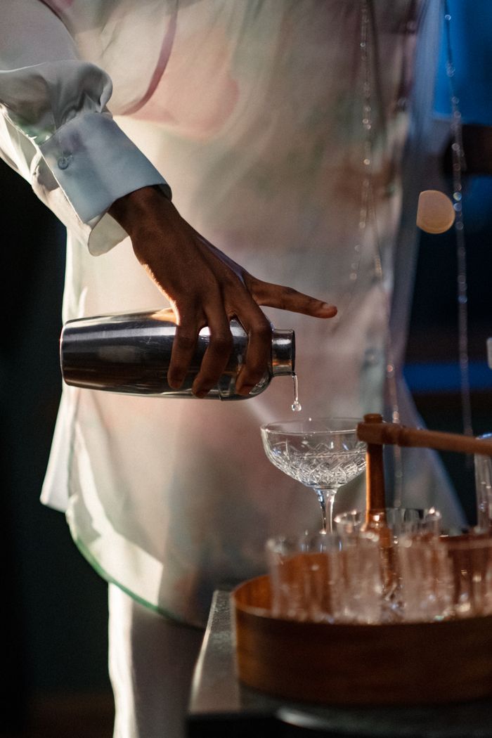 Bartender sirviendo un cóctel