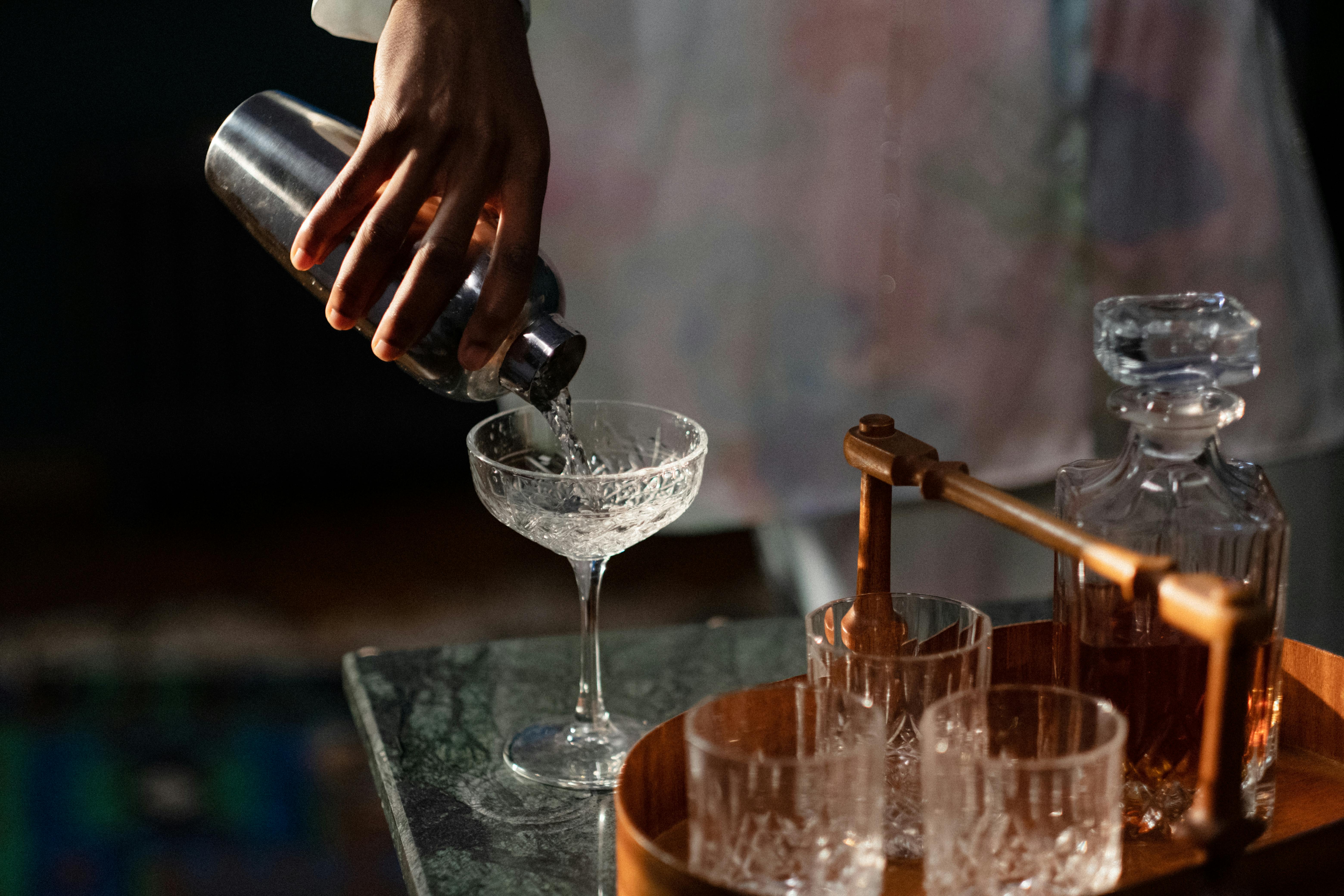 Baruri speakeasy în București: tur secret al cocktailurilor