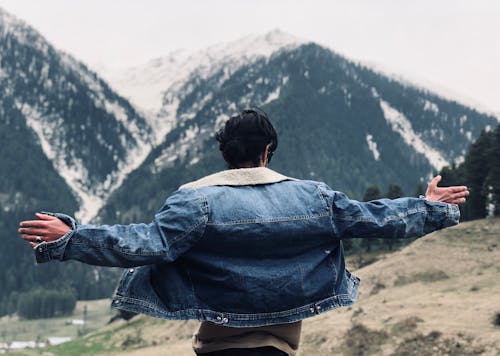 Immagine gratuita di giacca di jeans, in posa, sfondo di montagna