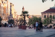 日落时分，人们在历史建筑环绕的城市广场上享受美景