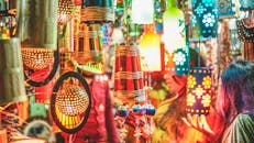 在充满活力的节日市场，五颜六色的手工灯笼展示着文化工艺品