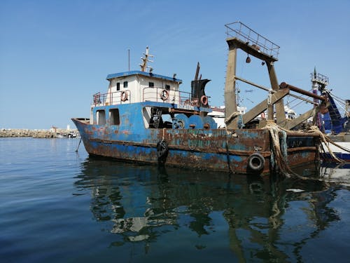 Gratis Foto stok gratis berkarat, kapal nelayan, langit biru Foto Stok