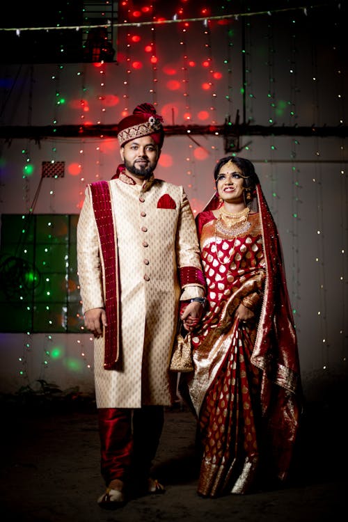 Kostnadsfri bild av hålla händer, indiska paret, kärlek