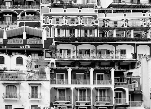 Fotos de stock gratuitas de arquitectura, balcones, blanco y negro