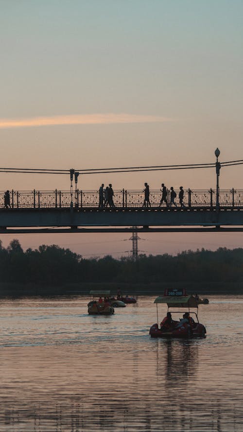 Kostenloses Stock Foto zu brücke, fluss, menschen