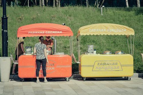 Free A vibrant scene of street food vendors in Moscow serving customers outdoors. Stock Photo