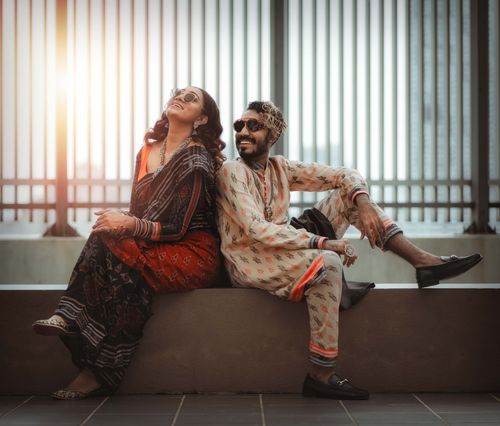 Free Couple enjoying the outdoors in traditional attire, radiating joy and affection. Stock Photo