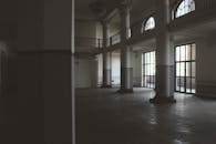 一条空旷、昏暗的走廊，高高的柱子，营造出一种令人毛骨悚然的神秘气氛