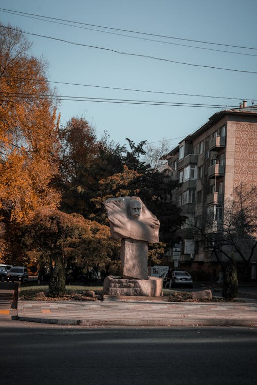 Безкоштовне стокове фото на тему «блакитне небо, Будівля, вертикальні постріл»