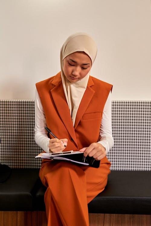 免费 hijabi, 做笔记, 坐 的 免费素材图片 素材图片