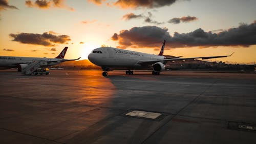 Foto profissional grátis de aeronáutica, aeronave, aeroporto