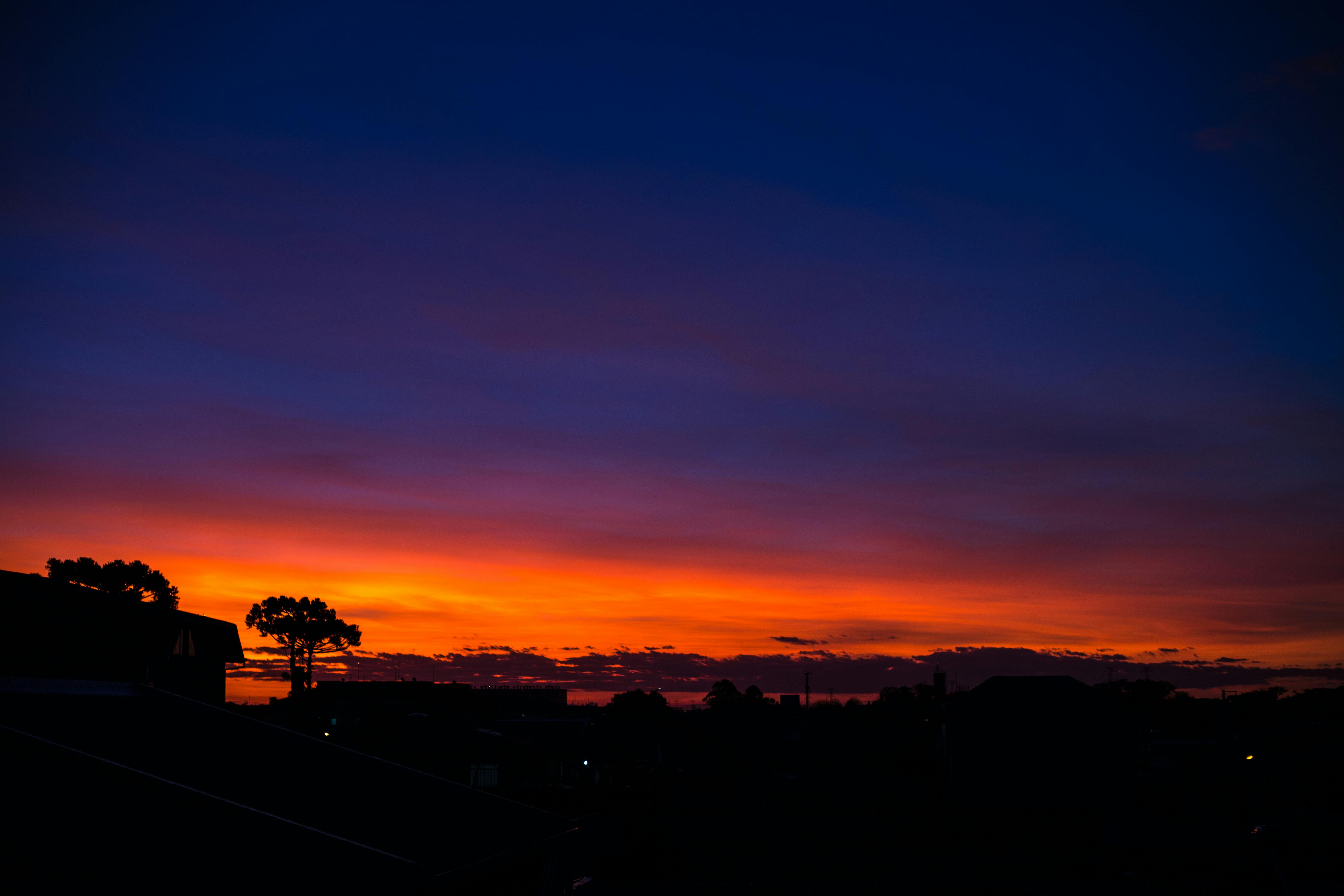 Cycliste sur une route de campagne française avec des champs