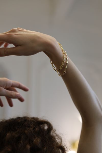 Gold chain bracelet — photo by Anastasia Stexova on Pexels