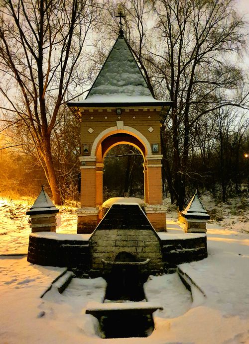 Free A snow-covered historic arch in a Moscow park captured on a winter night. Stock Photo