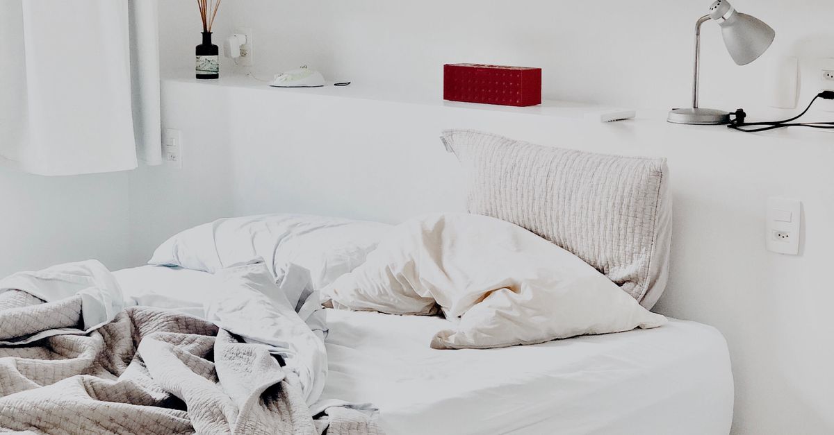 Wit bed met hoofdkussens