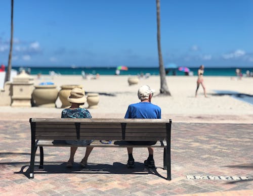 Man En Vrouw Zittend Op Bruin Houten Bankje