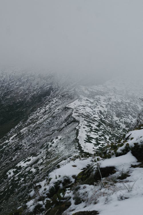 Бесплатное стоковое фото с вертикальный выстрел, высокий, гора