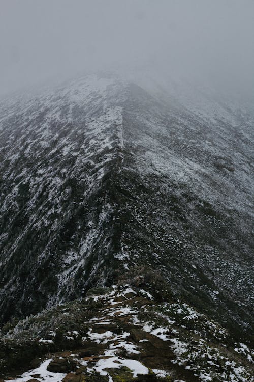 Бесплатное стоковое фото с вертикальный выстрел, высокий, гора