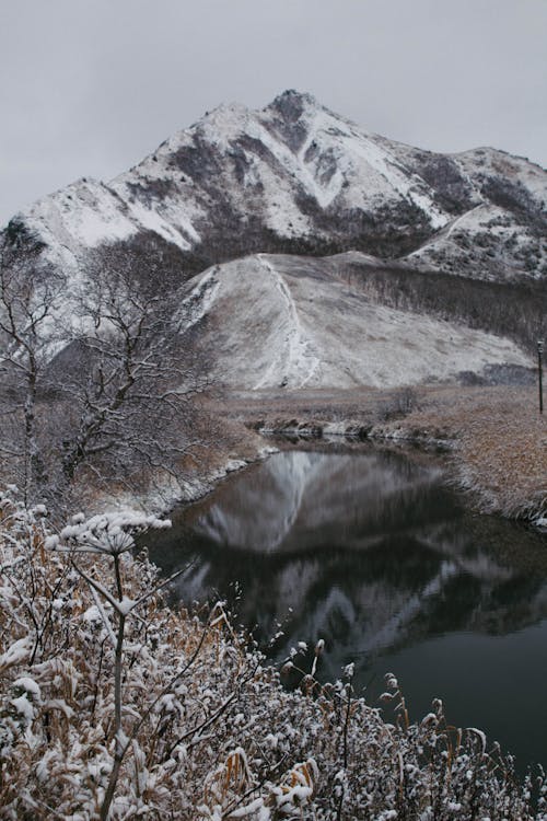 Бесплатное стоковое фото с вертикальный выстрел, вода, гора