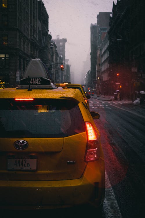 免费 黄色丰田掀背车在路上的特写摄影 素材图片