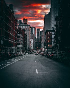 在戏剧性的黄昏天空下，穆迪的城市街道与摩天大楼交相辉映