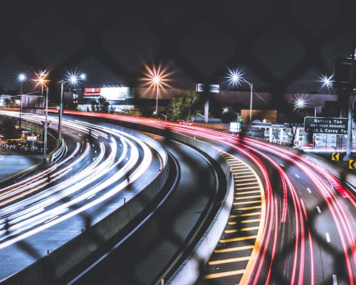 Gece Sırasında Işık çizgilerinin Fotoğrafı