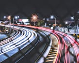 夜间城市高速公路上的光线条纹通过动态长曝光被捕捉