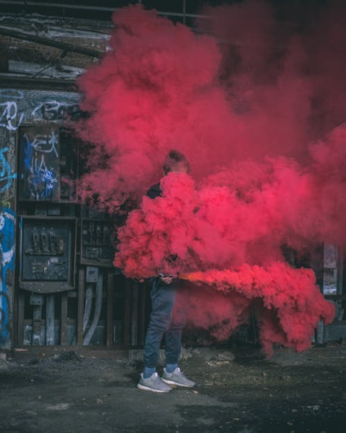 赤い煙に囲まれた男の写真