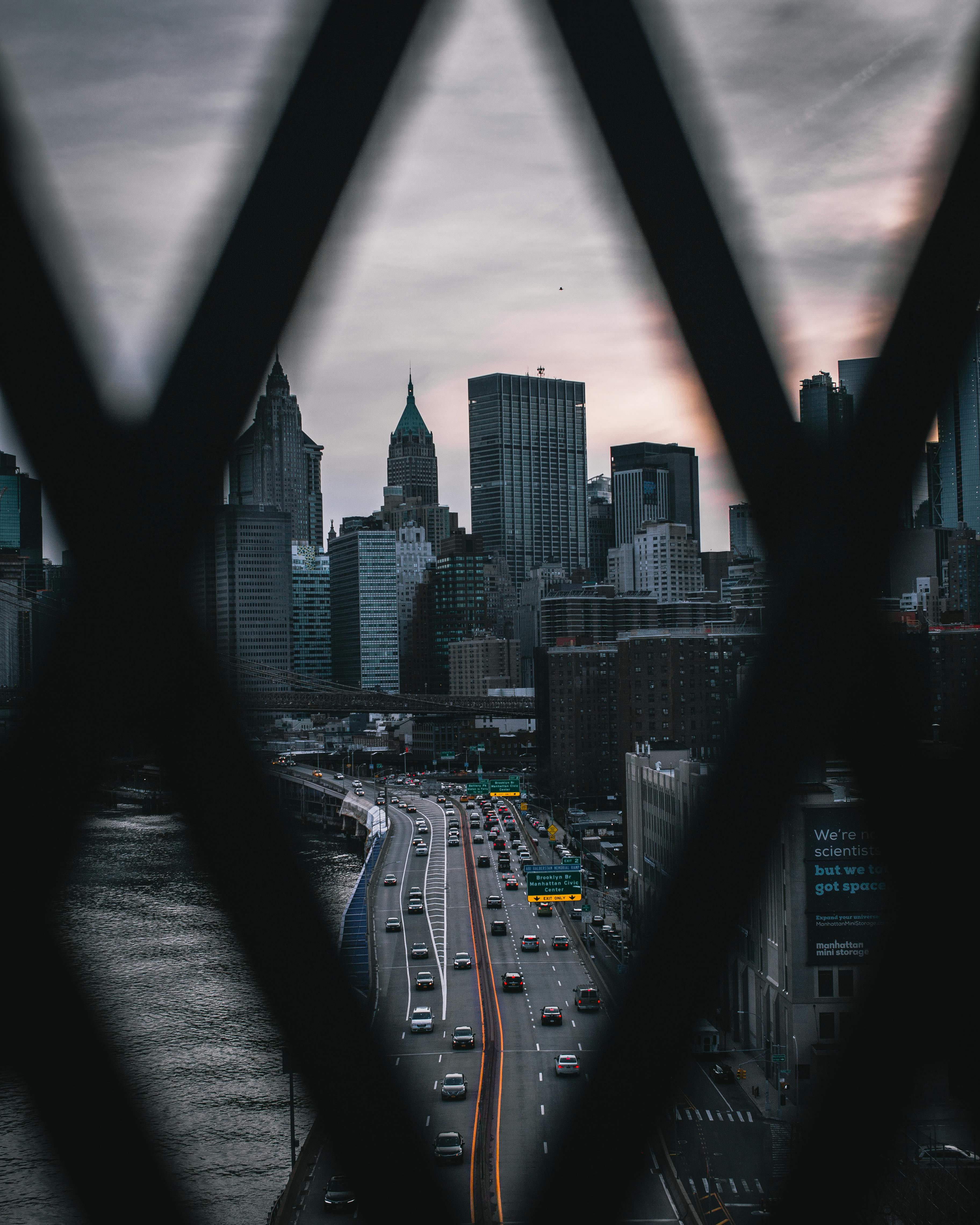 迷人的曼哈顿天际线在夜晚透过桥格栅与充满活力的城市灯光交相辉映