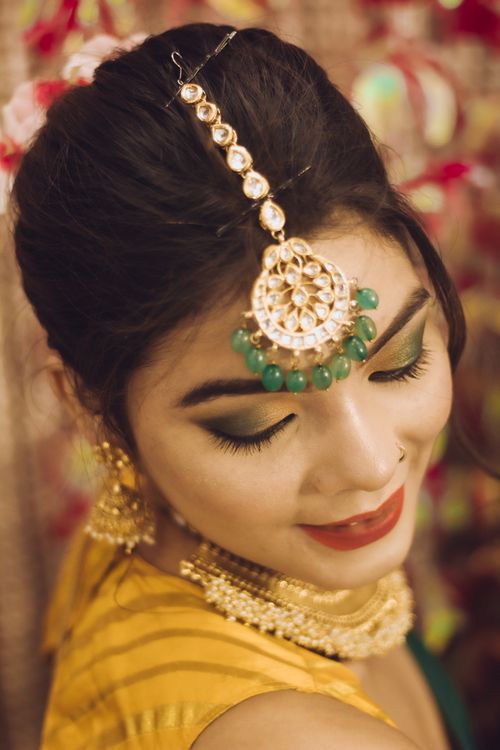 Free Close-up of a smiling Indian bride with elegant jewelry and traditional attire, exuding grace and beauty. Stock Photo