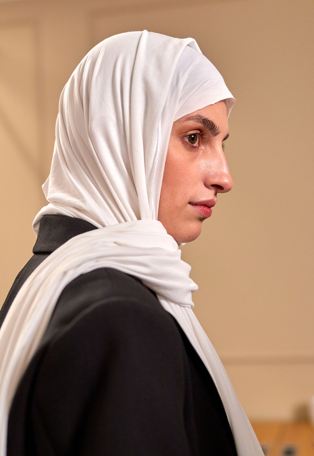 Portrait de profil d'une femme voilée, concentrée