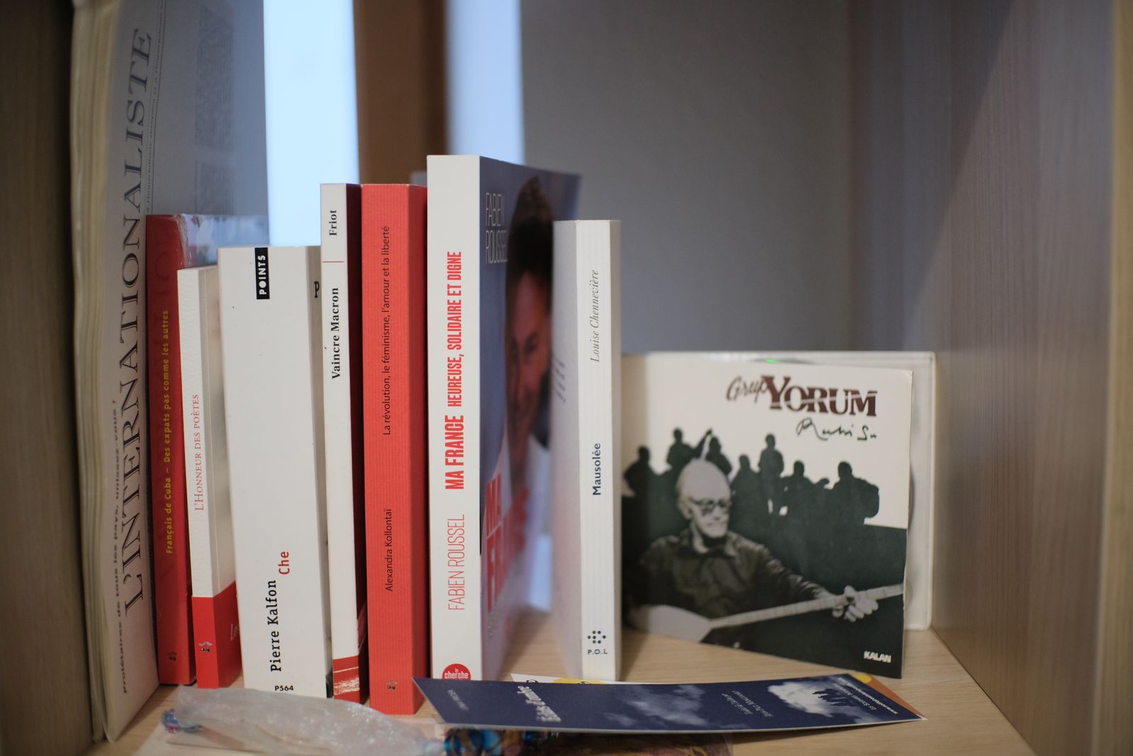 Rangée de livres politiques et un album de Grup Yorum sur une étagère
