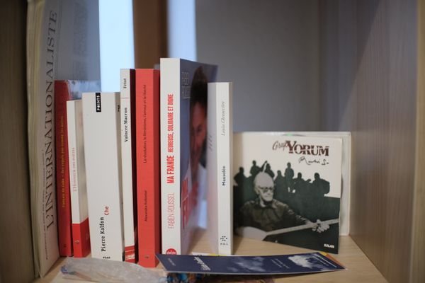 Rangée de livres politiques et un album de Grup Yorum sur une étagère