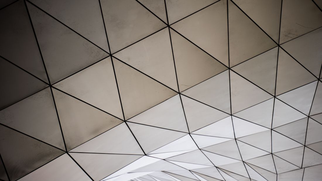 Azulejos cerámicos en tonos blanco y marrón