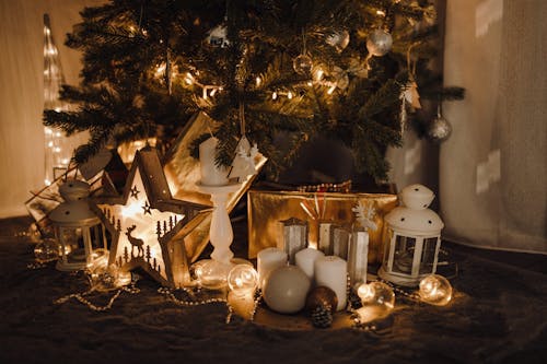 Noel ağacı, süsler içeren Ücretsiz stok fotoğraf