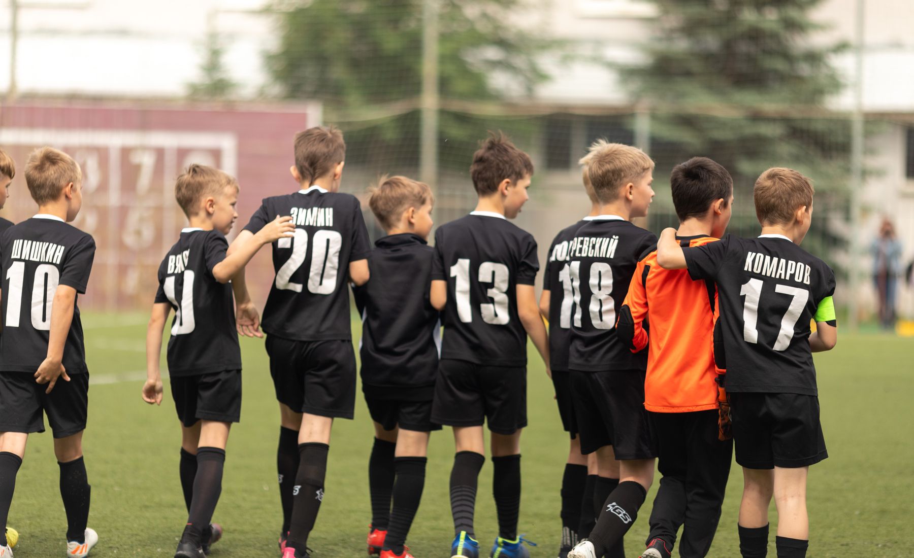 Full team in coordinated custom FIT2U kit