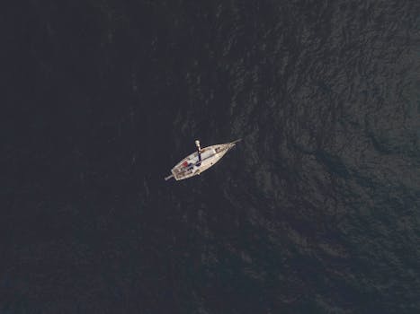 平静的海面上，帆船宁静的头顶视角拍摄，非常适合旅行或航海主题