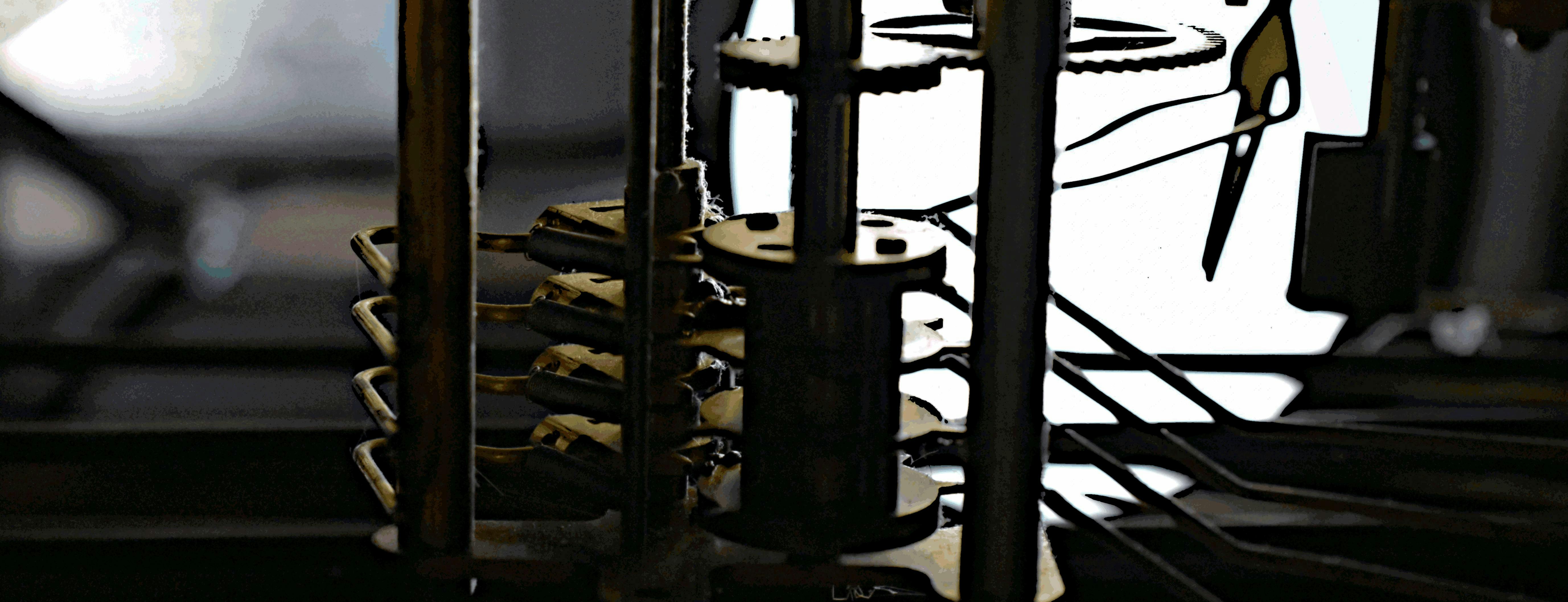 Flamenco-Tänzerin in einem roten Kleid, die leidenschaftlich tanzt