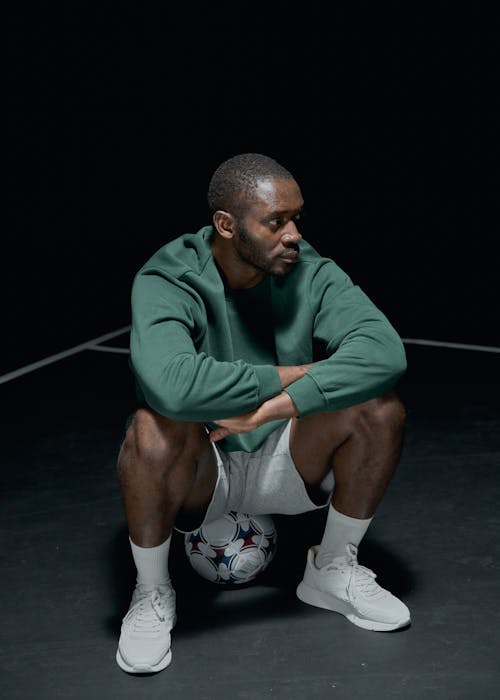 Ilmainen kuvapankkikuva tunnisteilla afroamerikkalainen mies, istuminen, Jalkapallo