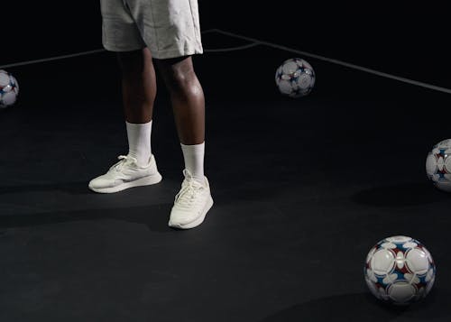 Základová fotografie zdarma na téma bílé ponožky, bílé tenisky, fotbalové míče