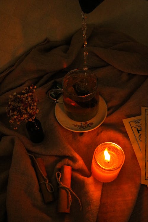 aydınlatılmış, battaniye, bir bardak çay içeren Ücretsiz stok fotoğraf