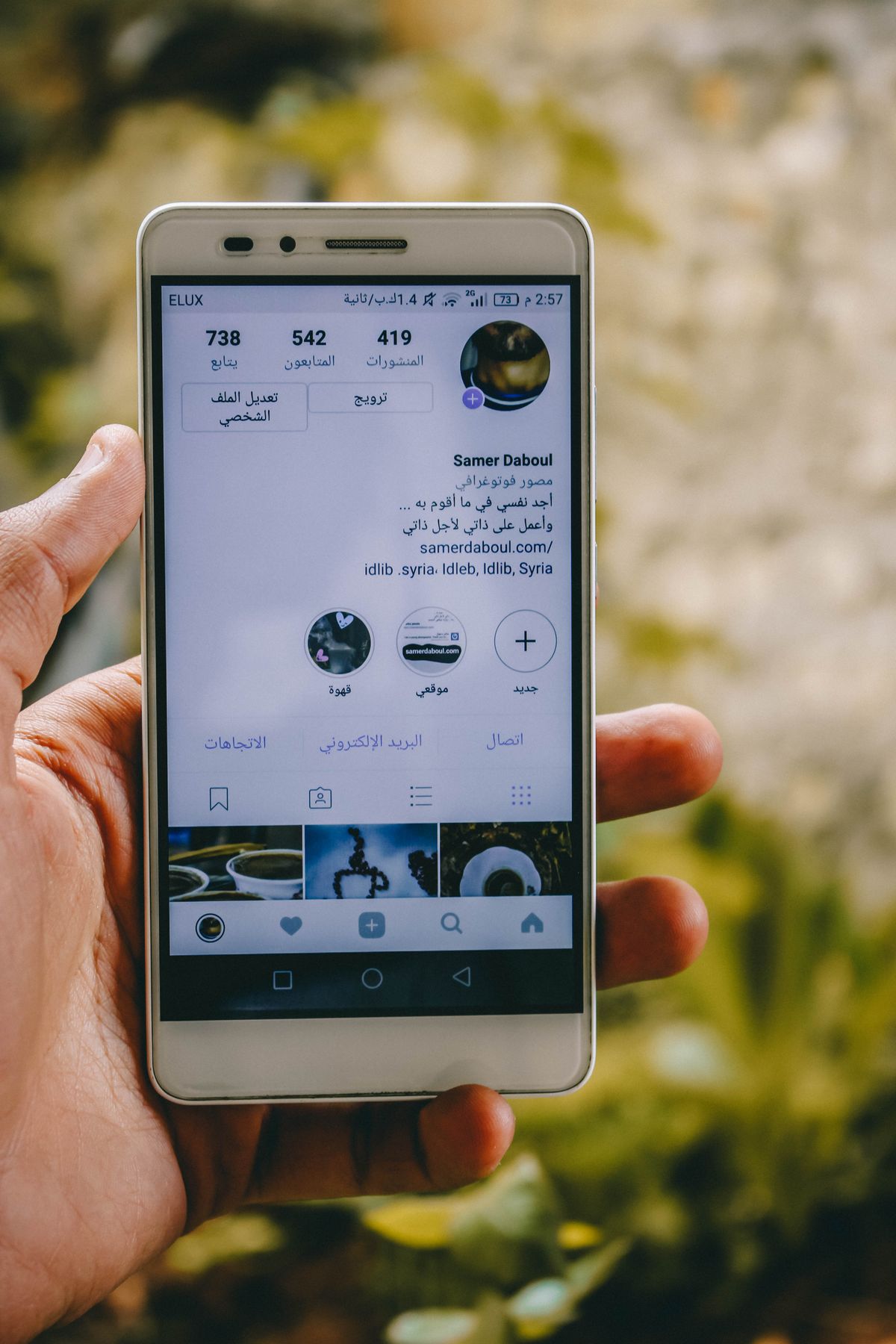 Sosyal medya profili inceleyen kişinin elinde telefon