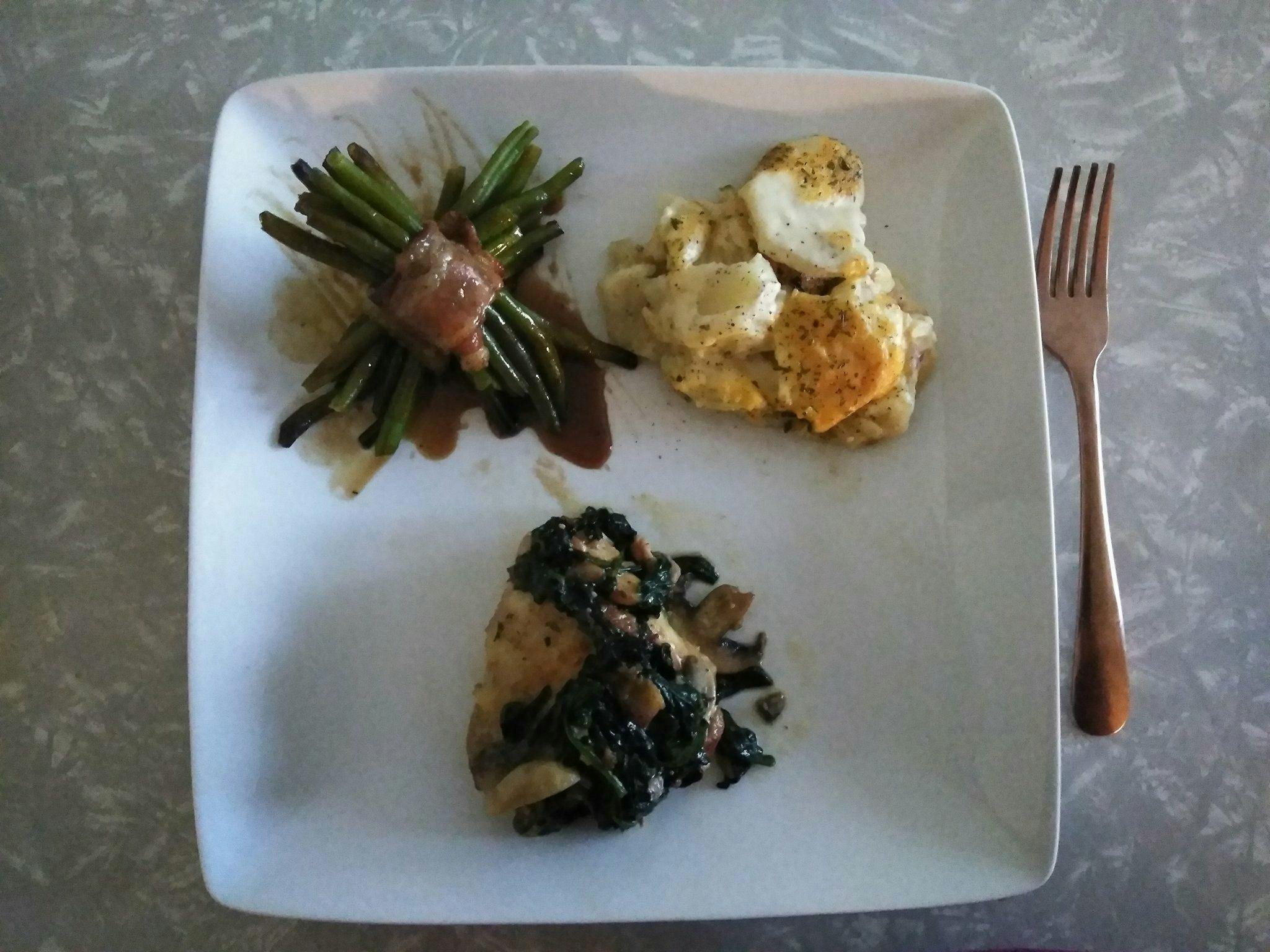 신차리스 계약서와 자동차 열쇠 이미지