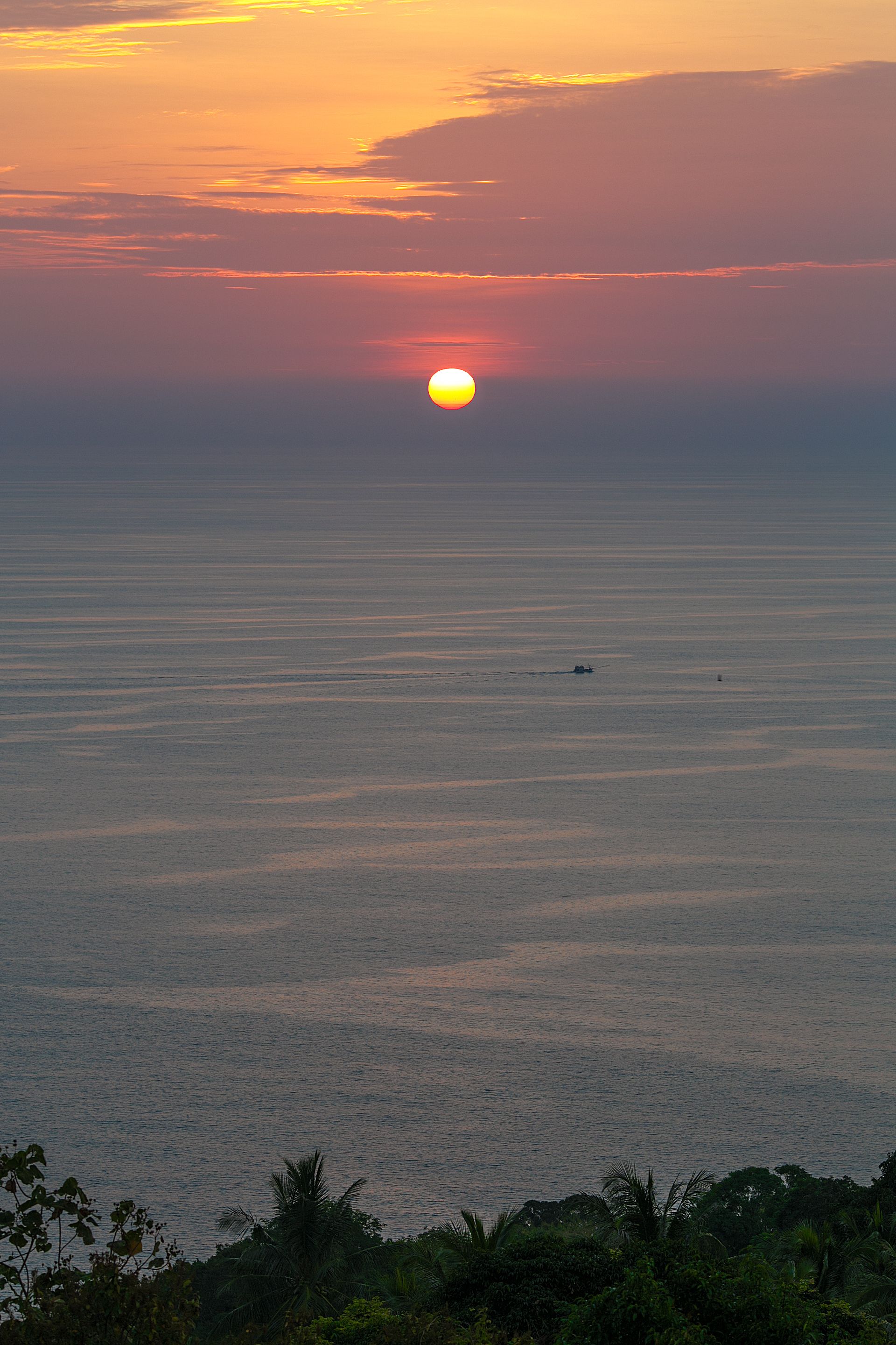 Sun Setting over the Horizon · Free Stock Photo