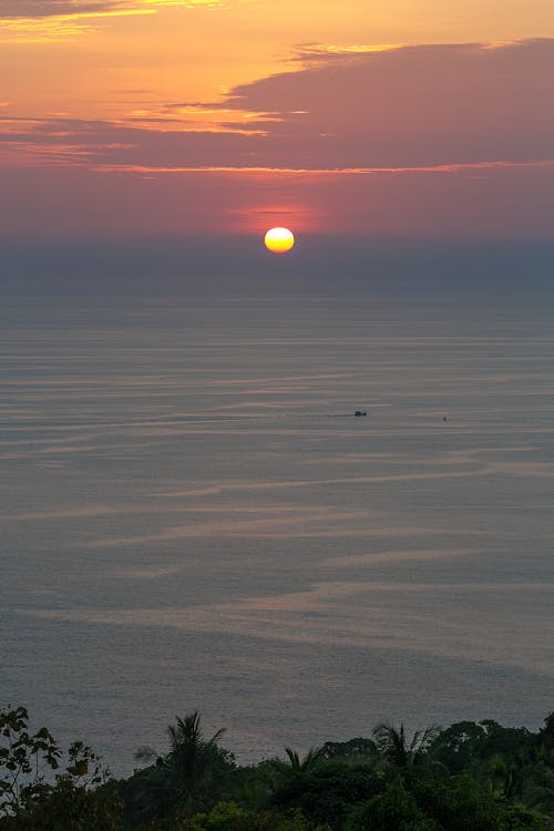 Free Sun Setting over the Horizon Stock Photo