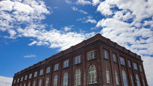 eski bina, gökyüzündeki bulutlar, Mavi gökyüzü içeren Ücretsiz stok fotoğraf