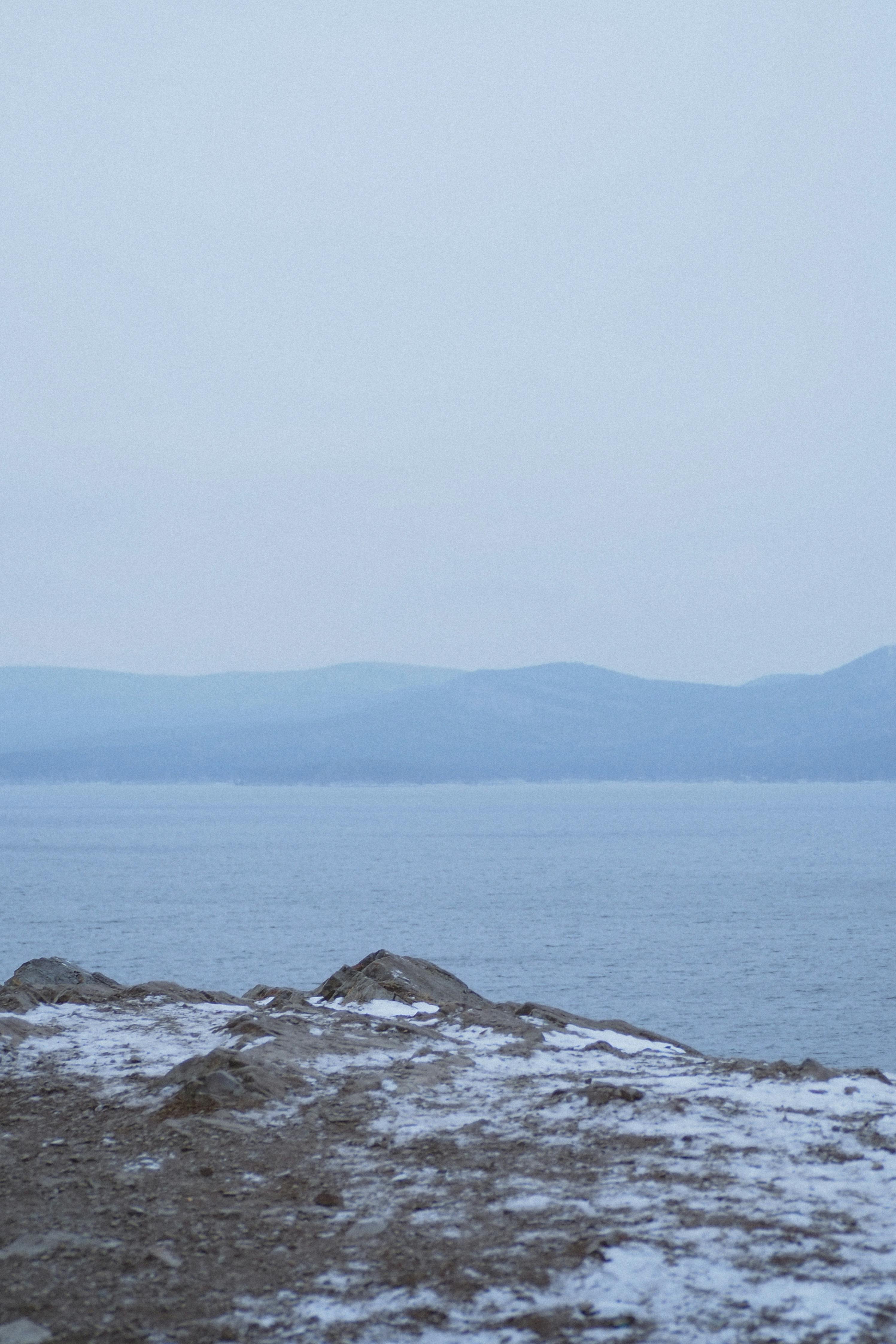 Snow on the Stone in Front of the Sea · Free Stock Photo