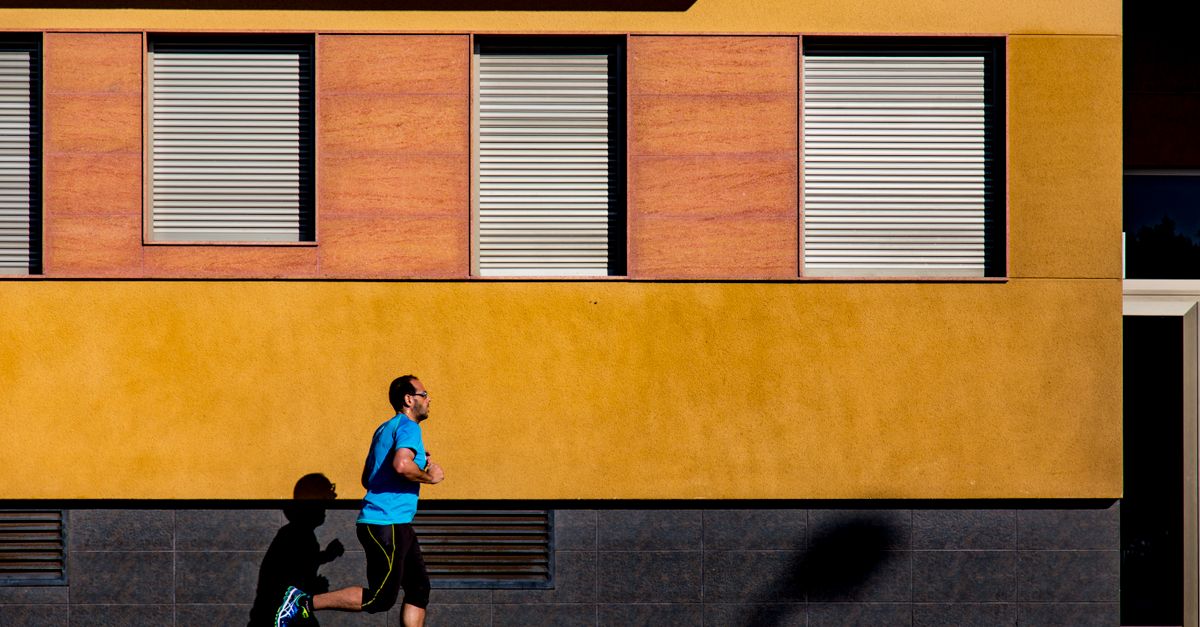 Γιατί νιώθω έναν οξύ πόνο στο εσωτερικό του αυτιού μου αποκλειστικά όταν τρέχω;